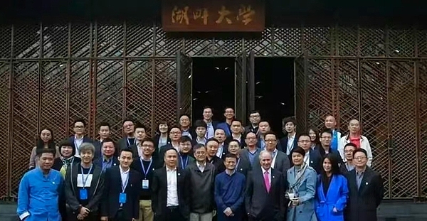 比特币：一场数字革命背后的光明与阴影