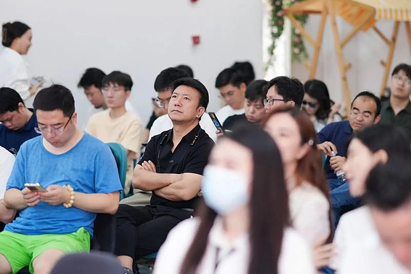 《6号农场》深度玩法解析：从种菜到塔防的趣味体验